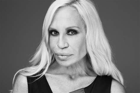 directeur artistique versace|Donatella Versace : « Je ne me sens pas libre, je suis .